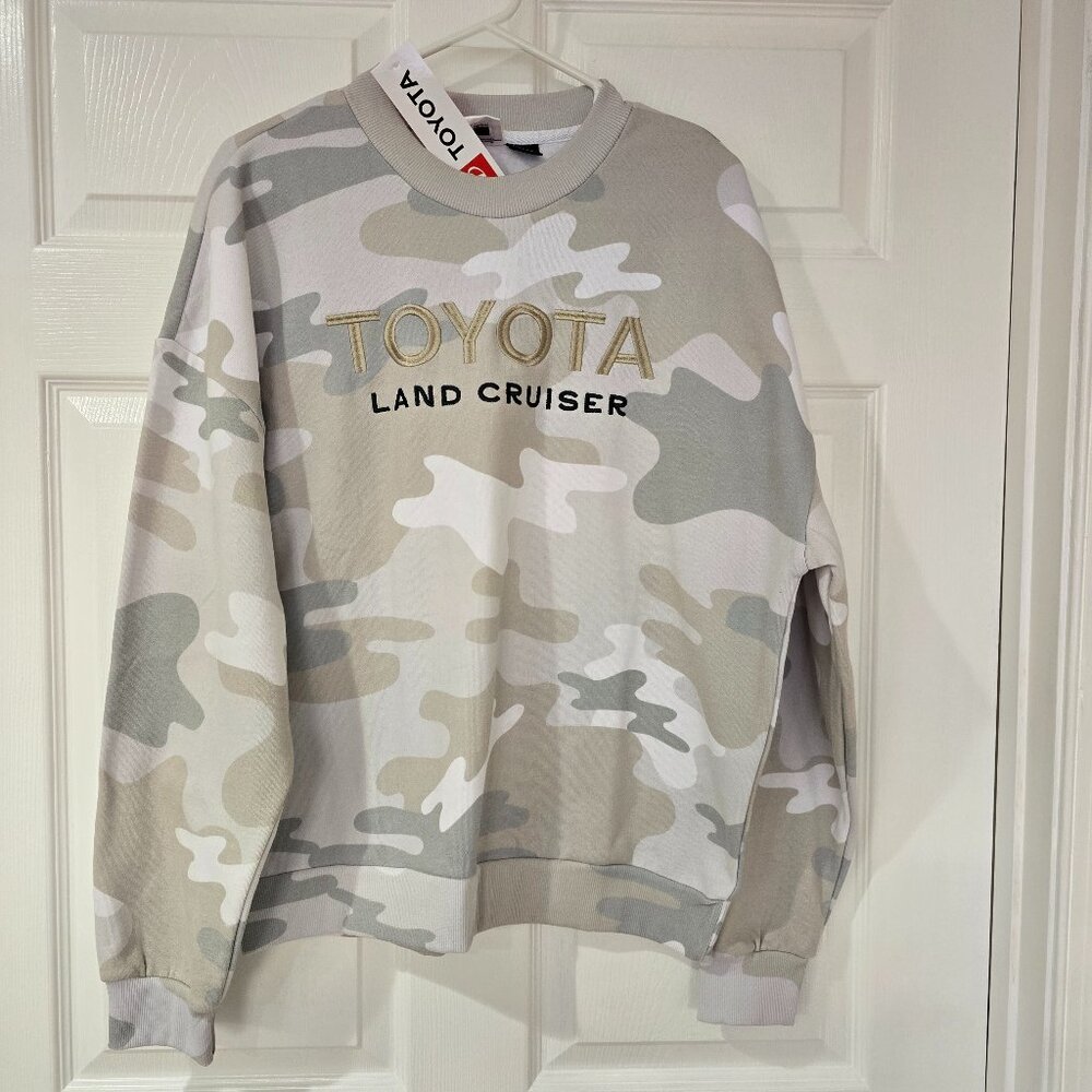 Toyota Land Cruiser Officially Licensed‎ Embroidered Camo Sweatshirt Medium NWT
